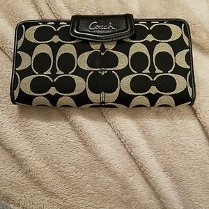 C0ACH /Ashley trifold wallet